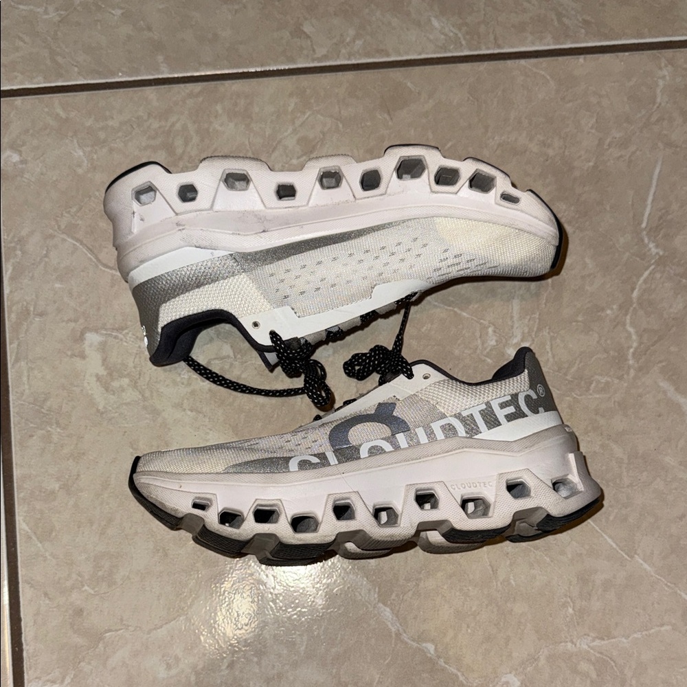 ONCLOUD White and Gray Sneakers (USED)